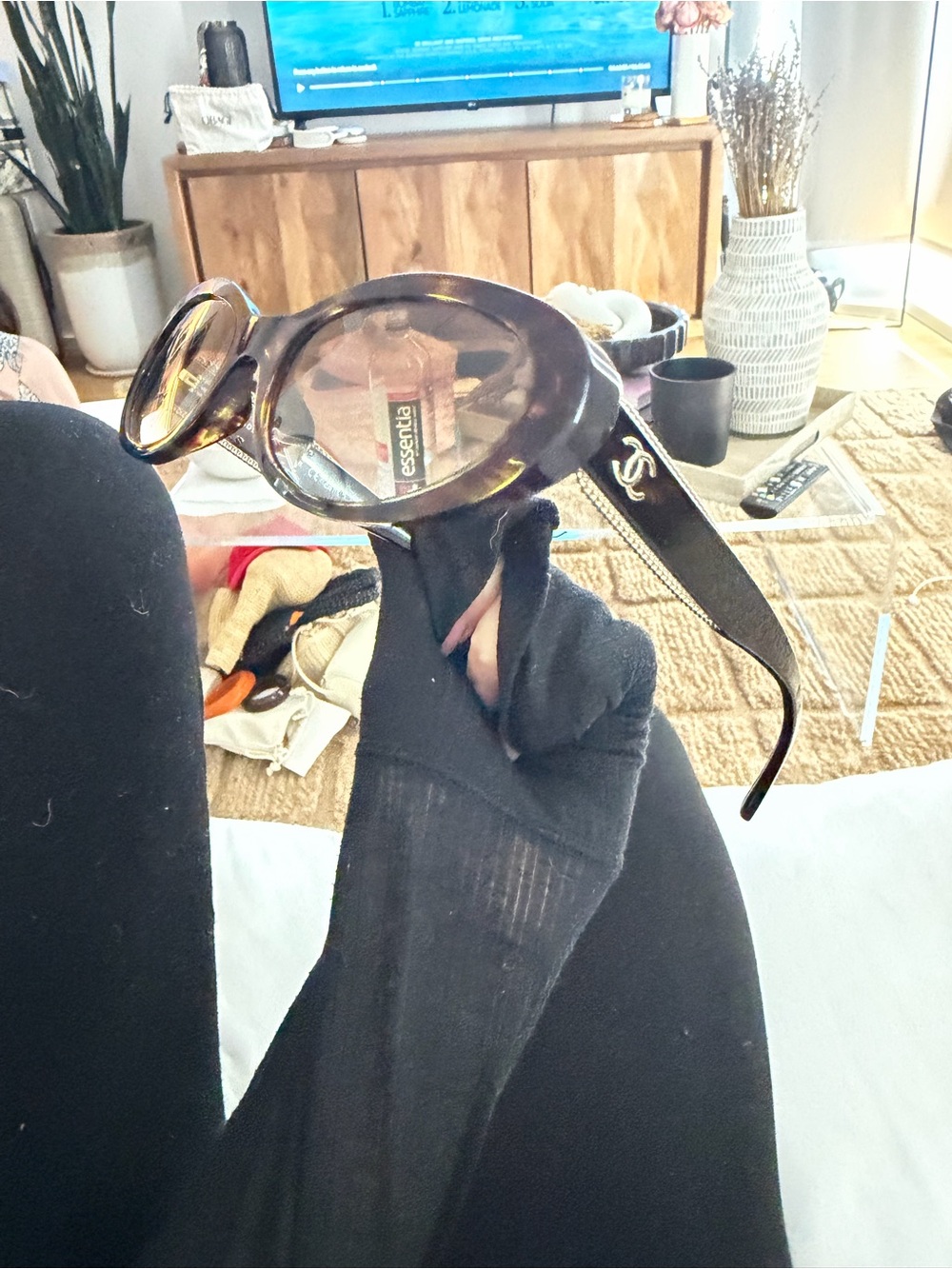 CHANEL Tortoiseshell Round Sunglasses with Gold CC Logo - Picture 3 of 6